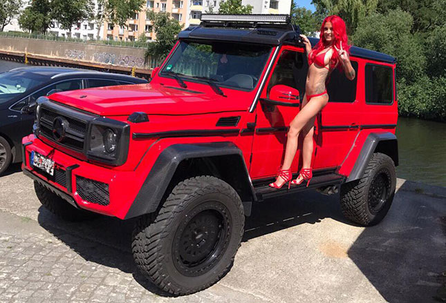 Lexy Roxx mit der Mercedes G-Klasse