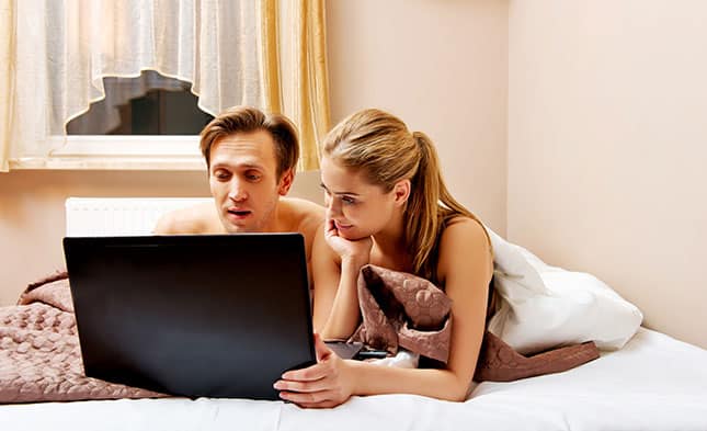 Mann möchte Porno mit Freundin schauen