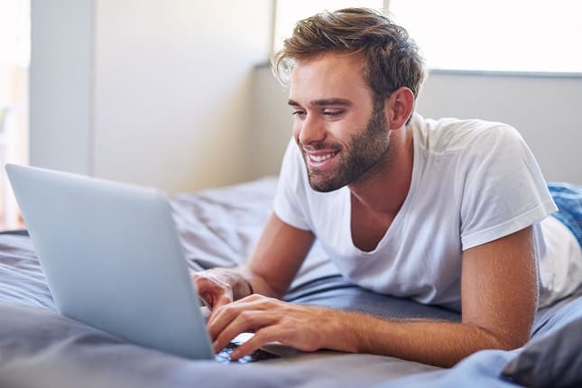 Mann richtet attraktives Online Dating Profil ein