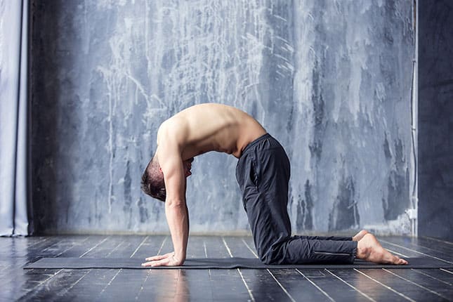 Mann macht Yoga Übungen damit er sich selbst einen blasen kann